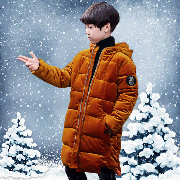 Μοντέρνο παιδικό μακρύ μπουφάν για ένα αγόρι με κουκούλα