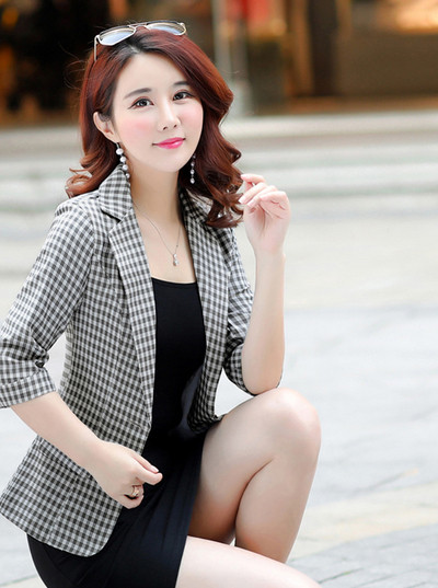 Γυναικείο σακάκι με διακοσμητικές τσέπες