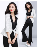 Κομψό γυναικείο σακάκι σε λευκό χρώμα