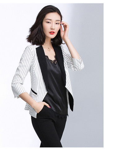 Κομψό γυναικείο σακάκι σε λευκό χρώμα