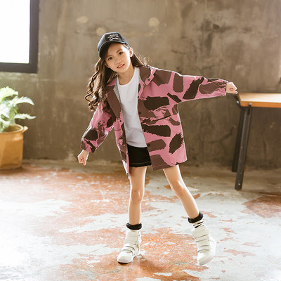 Αθλητικό-casual μπουφάν για παιδιά με καμουφλάζ καπό δεξιά