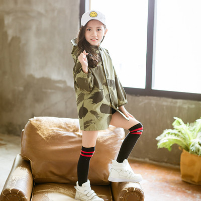 Αθλητικό-casual μπουφάν για παιδιά με καμουφλάζ καπό δεξιά