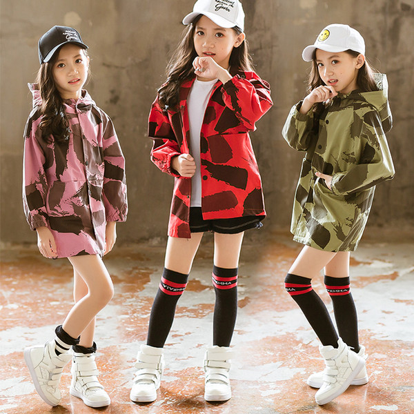 Αθλητικό-casual μπουφάν για παιδιά με καμουφλάζ καπό δεξιά