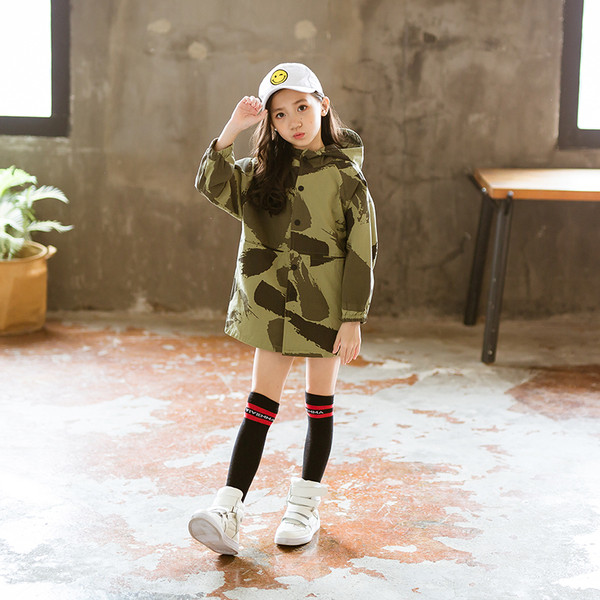 Αθλητικό-casual μπουφάν για παιδιά με καμουφλάζ καπό δεξιά