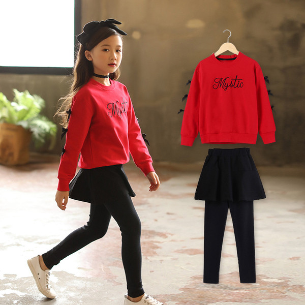 Set modern pentru copii pentru o fată în două părți - bluză cu panglici și fustă cu jambiere