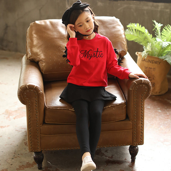 Set modern pentru copii pentru o fată în două părți - bluză cu panglici și fustă cu jambiere