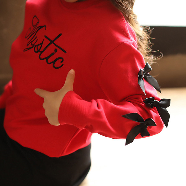 Set modern pentru copii pentru o fată în două părți - bluză cu panglici și fustă cu jambiere