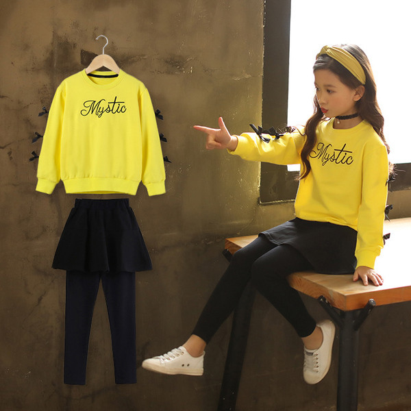 Set modern pentru copii pentru o fată în două părți - bluză cu panglici și fustă cu jambiere