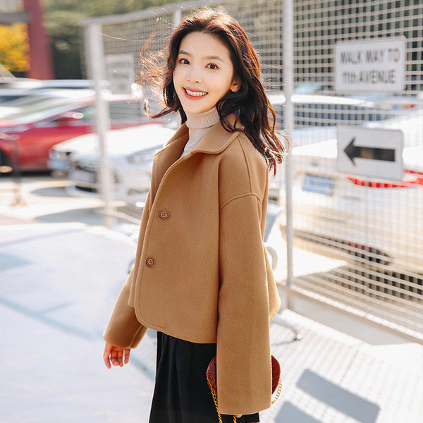 Palton scurt de dama modern cu nasturi