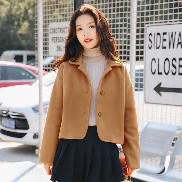 Palton scurt de dama modern cu nasturi