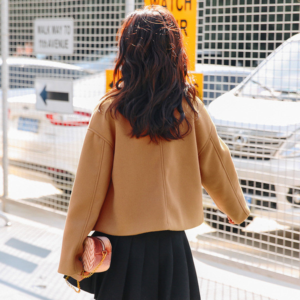 Palton scurt de dama modern cu nasturi