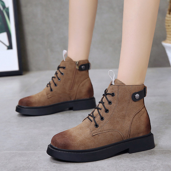 Alkalmi női csizma fekete és barna fűzővel