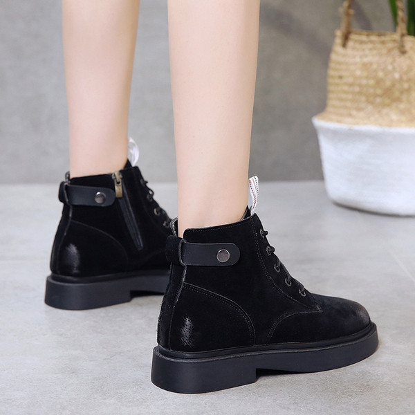 Alkalmi női csizma fekete és barna fűzővel