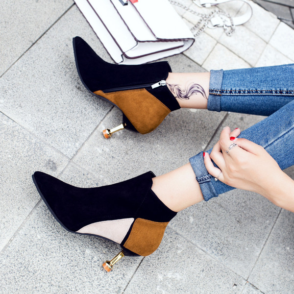 Μοντέρνες δύο χρωμάτων λεπτές κυρίες μπότες