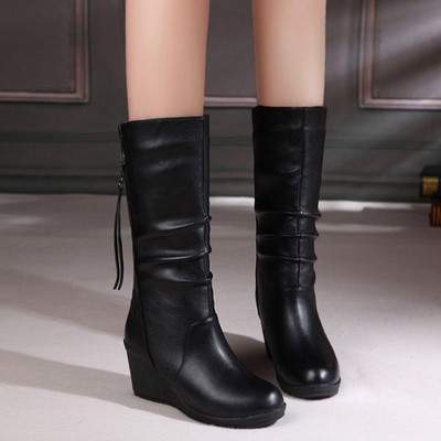 Γυναικείες μπότες με μικρή πλατφόρμα σε μαύρο χρώμα