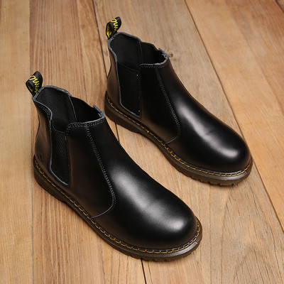 Κομψές μπότες ανδρών σε δύο χρώματα