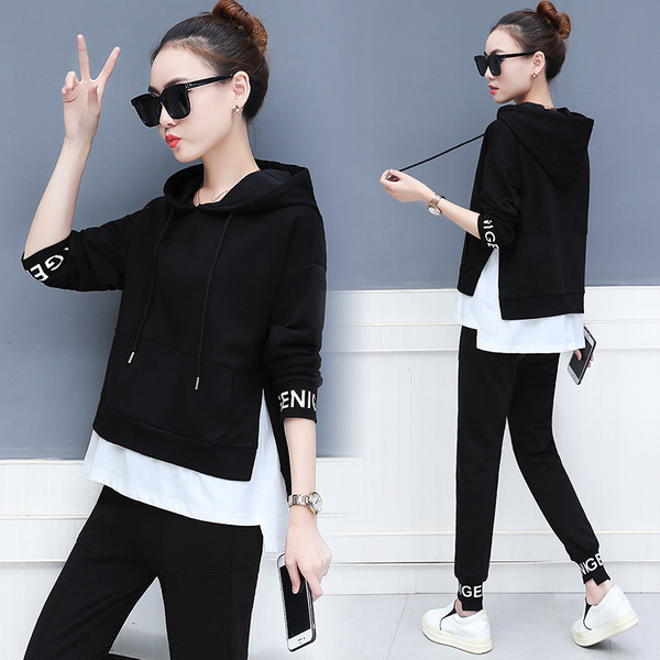 Μοντέρνο γυναικείο αθλητικό σετ με δύο μέρη σε μαύρο χρώμα