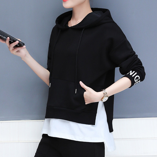 Μοντέρνο γυναικείο αθλητικό σετ με δύο μέρη σε μαύρο χρώμα