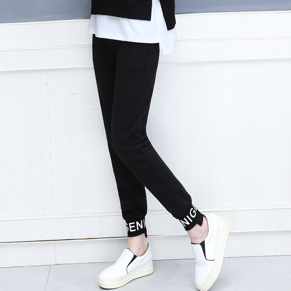 Μοντέρνο γυναικείο αθλητικό σετ με δύο μέρη σε μαύρο χρώμα