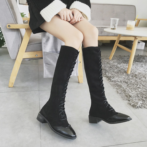 Γυναικείες μπότες με γραβάτες σε μαύρο και μπεζ χρώμα