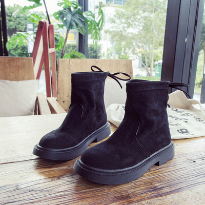 Άνετες γυναικείες μπότες με δίχρωμους δεσμούς