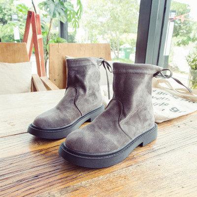 Άνετες γυναικείες μπότες με δίχρωμους δεσμούς