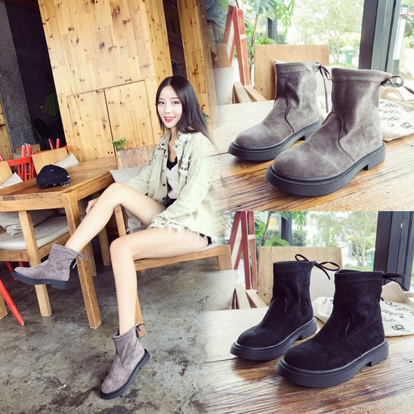 Άνετες γυναικείες μπότες με δίχρωμους δεσμούς