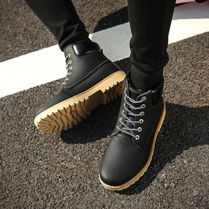 Μοντέρνες μπότες ανδρών με σκληρή σόλα