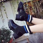 Cizme de dama cu talpa aspra si margini colorate