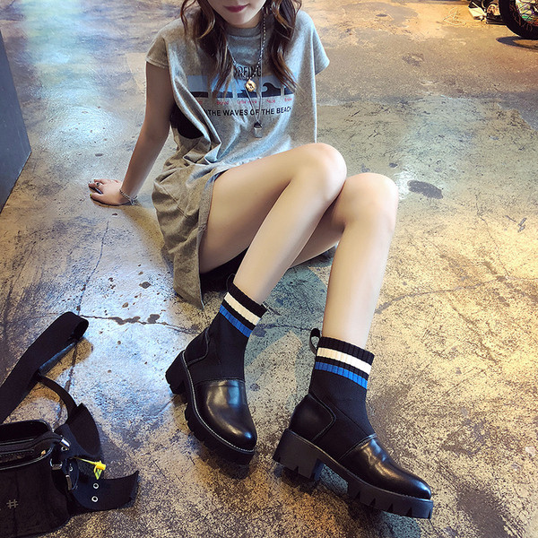 Cizme de dama cu talpa aspra si margini colorate