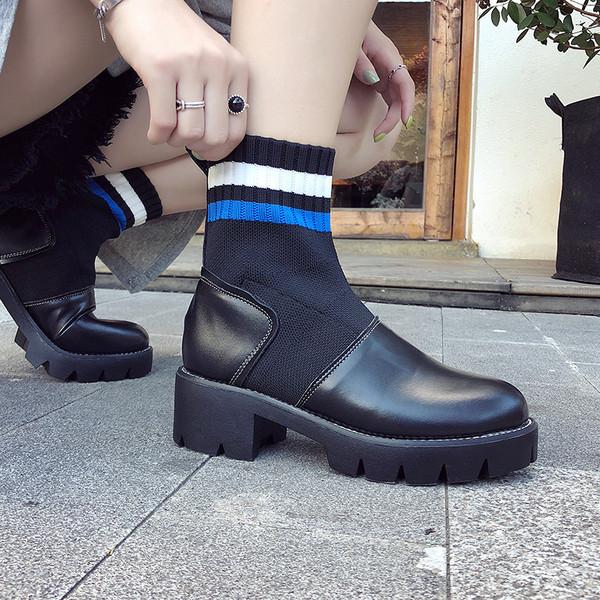 Cizme de dama cu talpa aspra si margini colorate