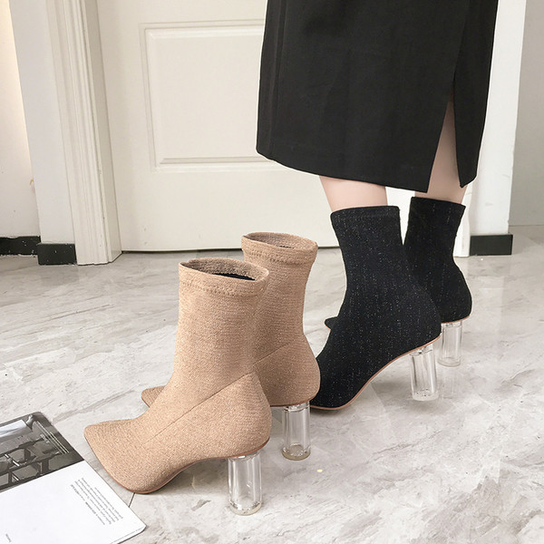 Γυαλιστερή γυναικεία μπουζούκια με δύο χρώματα, σαφή άνθη - ένα μυτερό μοτίβο