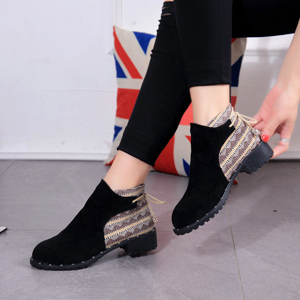 Γυναικείες μπότες με έγχρωμη διακόσμηση σε μαύρο και μπεζ χρώμα