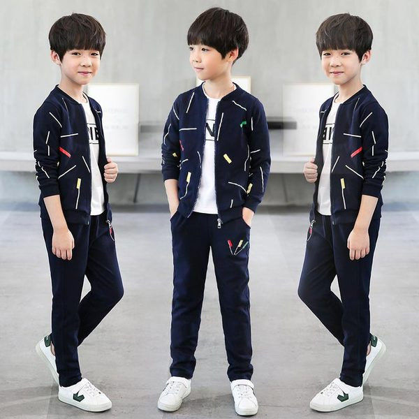 Echipa de sport pentru copii cu modele colorate in trei culori