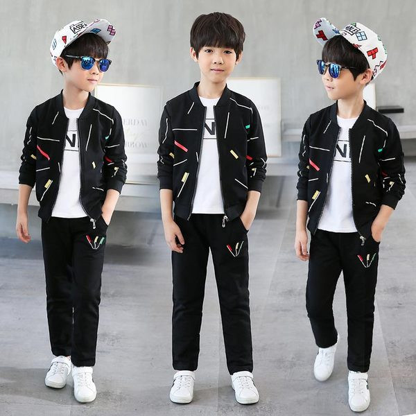 Echipa de sport pentru copii cu modele colorate in trei culori