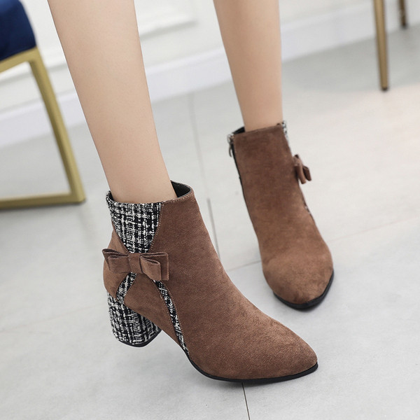 Μοντέρνες γυναικείες παπούτσια και κορδέλα σε μαύρο και καφέ χρώμα