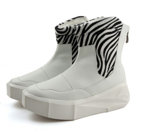 Μοντέρνες μπότες ανδρών σε διάφορα μοντέλα