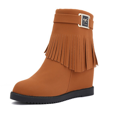 Γυναικείες μπότες με περιθωριακές και μεταλλικές διακοσμήσεις σε μαύρο και καφέ χρώμα