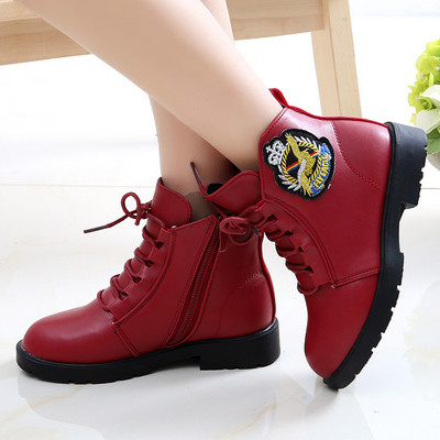 Μοντέρνα παιδικά μπότες από οικολογικό δέρμα με έγχρωμο έμβλημα σε διάφορα χρώματα