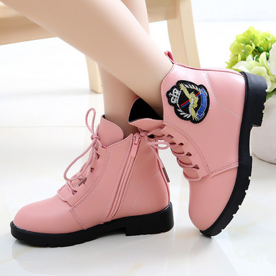 Μοντέρνα παιδικά μπότες από οικολογικό δέρμα με έγχρωμο έμβλημα σε διάφορα χρώματα