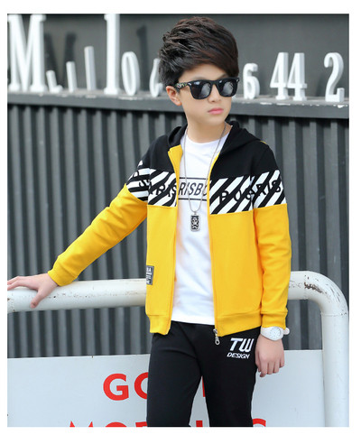 Echipa de copii pentru baieti in trei parti in trei culori