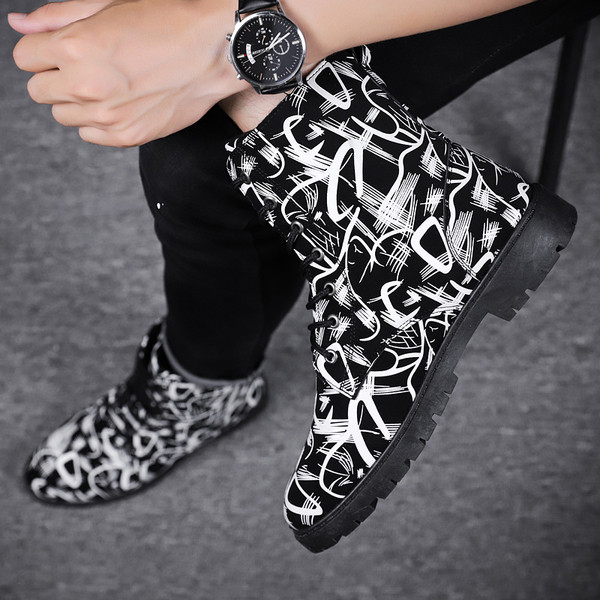 Cizme moderne pentru bărbați cu model în culori deschise și închise