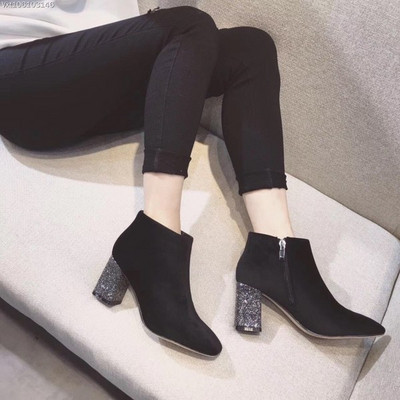 Μοντέρνα γυναικεία παπούτσια με λαμπερό μαύρο και γκρι χρώμα