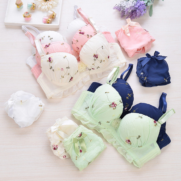 Σετ εσώρουχο με κεντήματα - πέντε χρώματα