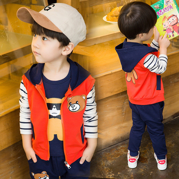 Echipa de copii din trei părți în patru culori sau două modele