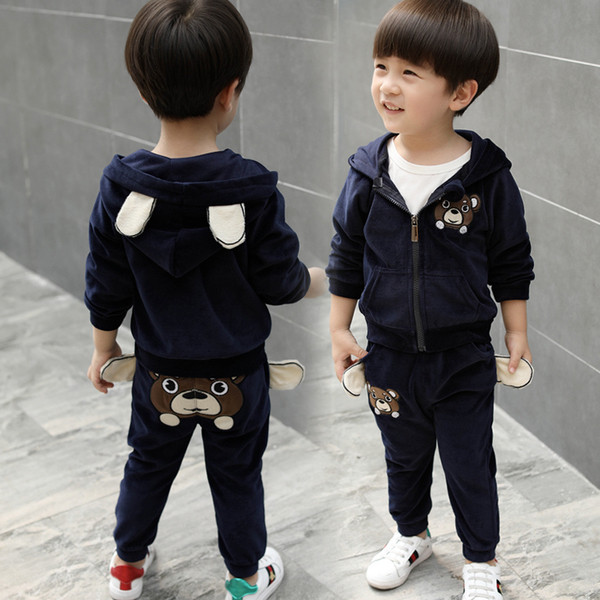 Echipa de copii din trei părți în patru culori sau două modele