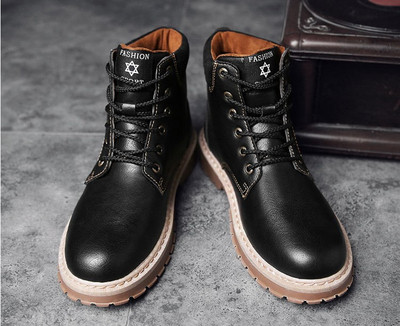 Ανδρικές μπότες σε διάφορα χρώματα κατάλληλα για καθημερινή ζωή