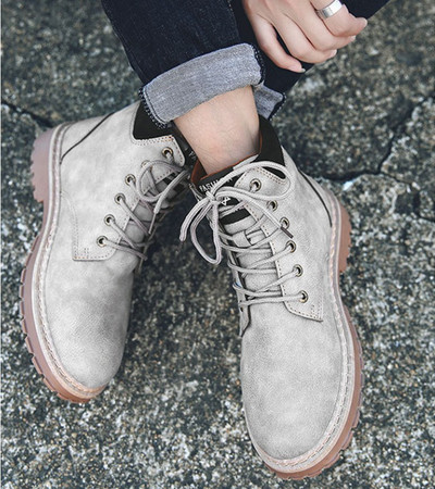 Ανδρικές μπότες σε διάφορα χρώματα κατάλληλα για καθημερινή ζωή