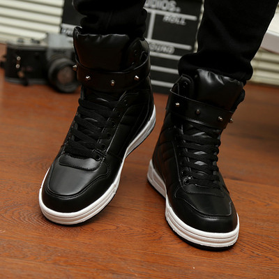 Ανδρικές αθλητικές μπότες σε μαύρο και άσπρο