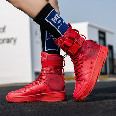 Ανδρικές και γυναικείες αθλητικές μπότες σε τέσσερα χρώματα